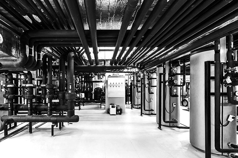 #525701986 / Heizungssystem & Wasseraufbereitung in einem Gebäudekomplex / Alhim / shutterstock.com